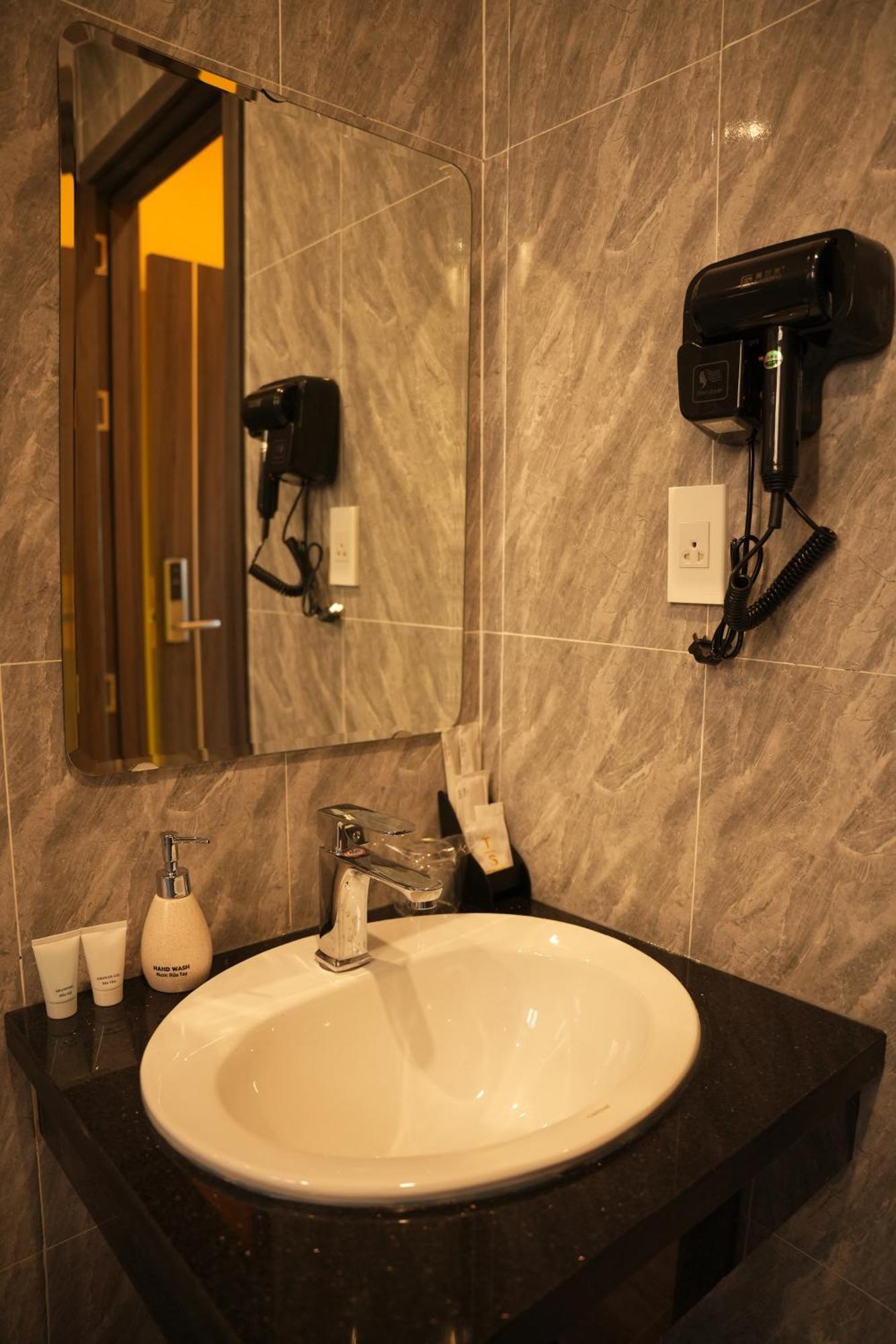 Tuyet Suong Hotel Quảng Ngãi Buitenkant foto